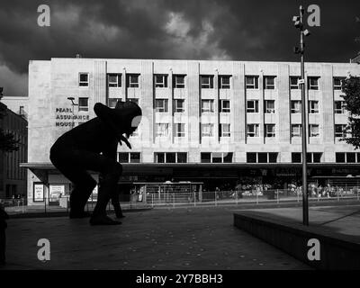 Pearl Assurance Gebäude mit Skulptur vorne dramatisch grauem Himmel dahinter Stockfoto