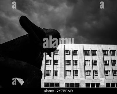 Pearl Assurance Gebäude mit Skulptur vorne dramatisch grauem Himmel dahinter Stockfoto