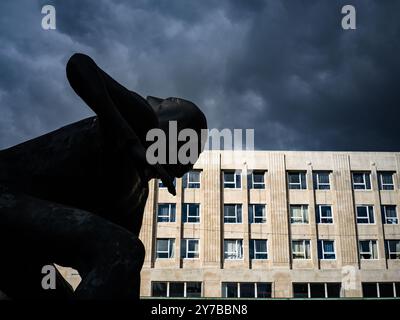 Pearl Assurance Gebäude mit Skulptur vorne dramatisch grauem Himmel dahinter Stockfoto