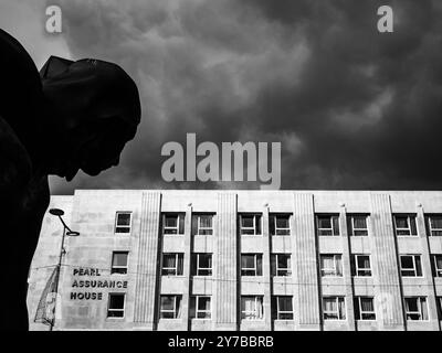 Pearl Assurance Gebäude mit Skulptur vorne dramatisch grauem Himmel dahinter Stockfoto