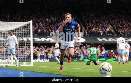 Liam Delap von Ipswich Town feiert das zweite Tor ihrer Mannschaft während des Premier League-Spiels in Portman Road, Ipswich. Bilddatum: Sonntag, 29. September 2024. Stockfoto