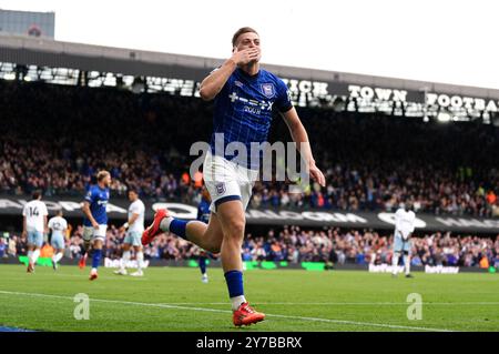 Liam Delap von Ipswich Town feiert das zweite Tor ihrer Mannschaft während des Premier League-Spiels in Portman Road, Ipswich. Bilddatum: Sonntag, 29. September 2024. Stockfoto