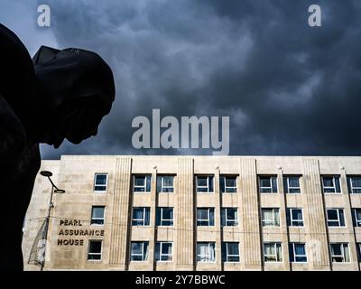 Pearl Assurance Gebäude mit Skulptur vorne dramatisch grauem Himmel dahinter Stockfoto