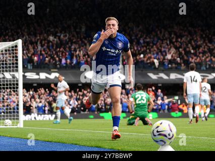 Liam Delap von Ipswich Town feiert das zweite Tor ihrer Mannschaft während des Premier League-Spiels in Portman Road, Ipswich. Bilddatum: Sonntag, 29. September 2024. Stockfoto