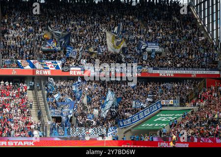 29.09.2024, Fußball: 2. Bundesliga, Saison 2024/2025, 07. Spieltag, 1. FC Köln gegen Karlsruher SC im RheinEnergieStadion in Köln. Der Gaestefanblock macht Stimmung. Wichtiger Hinweis: Gemaess den Vorgaben der DFL Deutsche Fussball Liga bzw. Des DFB Deutscher Fussball-Bund ist es untersagt, in dem Stadion und/oder vom Spiel angefertigte Fotoaufnahmen in Form von Sequenzbildern und/oder videoaehnlichen Fotostrecken zu verwerten bzw. Verwerten zu lassen. Foto: Kirchner-Media/TH Stockfoto