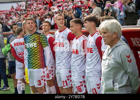 29.09.2024, Fußball: 2. Bundesliga, Saison 2024/2025, 07. Spieltag, 1. FC Köln gegen Karlsruher SC im RheinEnergieStadion in Köln. Die Koelner Ersatzspieler bei der Vereinshymne. Wichtiger Hinweis: Gemaess den Vorgaben der DFL Deutsche Fussball Liga bzw. Des DFB Deutscher Fussball-Bund ist es untersagt, in dem Stadion und/oder vom Spiel angefertigte Fotoaufnahmen in Form von Sequenzbildern und/oder videoaehnlichen Fotostrecken zu verwerten bzw. Verwerten zu lassen. Foto: Kirchner-Media/TH Stockfoto