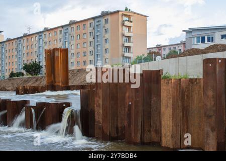 Hochwassermauer im Einzugsgebiet von Svratka, Brünn, Tschechische republik, Überschwemmungen nach Sturm Boris, 15. September 2024. Stockfoto