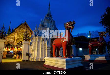 Lamphun, Thailand. September 2024. Ein Paar Löwenstatuen, die am Abend beim Sonnenuntergang vor Wat Phra That Hariphunchai Woramahawihan zu sehen sind. Wat Phra That Hariphunchai Woramahawihan liegt im Herzen von Lamphun und ist ein bedeutender Tempel im Norden Thailands, der die Stadt Lamphun symbolisiert. Die heilige Stupa bewahrt Reliquien des Buddha und wurde während der Regierungszeit von König Athitayarat um 1108 n. Chr. erbaut. Der Tempel verfügt über eine atemberaubende Lanna-Architektur und ist ein verehrter Ort, an dem Buddhisten zum Gottesdienst kommen. (Credit Image: © Pongmanat Tasiri/SOPA Images via ZUMA Press Wire) BEARBEITEN Stockfoto