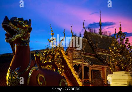 Lamphun, Thailand. September 2024. Der Abendhimmel, wie die Sonne am Wat Phra That Hariphunchai Woramahawihan, Lamphun, Thailand untergeht. (Credit Image: © SOPA Images via ZUMA Press Wire) NUR REDAKTIONELLE VERWENDUNG! Nicht für kommerzielle ZWECKE! Stockfoto