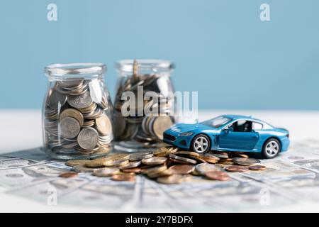 Kaufen Sie ein Auto, sparen Sie Geld und berücksichtigen Sie den gesamten steuerlichen Wert, den Marktwert und die Versicherungskosten. Auto, Geld, sparen, Versicherung, kaufen, steuerlich, Wert, Markt, Stockfoto