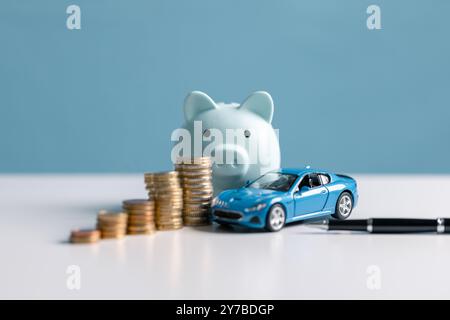 Kaufen Sie ein Auto, sparen Sie Geld und berücksichtigen Sie den gesamten steuerlichen Wert, den Marktwert und die Versicherungskosten. Auto, Geld, sparen, Versicherung, kaufen, steuerlich, Wert, Markt, Stockfoto