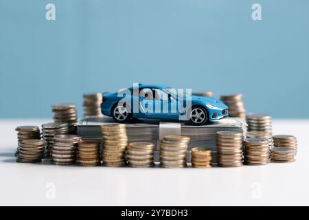 Kaufen Sie ein Auto, sparen Sie Geld und berücksichtigen Sie den gesamten steuerlichen Wert, den Marktwert und die Versicherungskosten. Auto, Geld, sparen, Versicherung, kaufen, steuerlich, Wert, Markt, Stockfoto