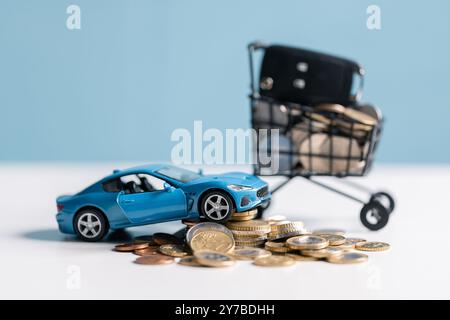 Kaufen Sie ein Auto, sparen Sie Geld und berücksichtigen Sie den gesamten steuerlichen Wert, den Marktwert und die Versicherungskosten. Auto, Geld, sparen, Versicherung, kaufen, steuerlich, Wert, Markt, Stockfoto