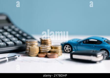 Kaufen Sie ein Auto, verwalten Sie Ihr Geld klug, und berücksichtigen Sie Autoversicherungen, Finanzierungsoptionen, Kreditwürdigkeit, Kreditbedingungen und mögliche steuerliche Auswirkungen. Auto, Geld, Stockfoto