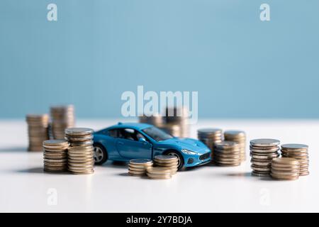 Kaufen Sie ein Auto, verwalten Sie Ihr Geld klug, und berücksichtigen Sie Autoversicherungen, Finanzierungsoptionen, Kreditwürdigkeit, Kreditbedingungen und mögliche steuerliche Auswirkungen. Auto, Geld, Stockfoto