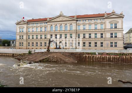 Gelber Bagger am Ufer des Flusses Svratka, Brünn, Tschechische republik, Überschwemmungen nach Sturm Boris, 15. September 2024. Stockfoto