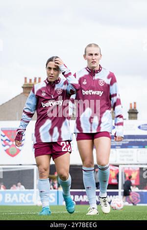 London, Großbritannien. September 2024. London, England, 29. September 2024: Katrina Gorry (22 West Ham) und Shannon Cooke (21 West Ham) wärmen sich vor dem Womens Super League Spiel zwischen West Ham und Liverpool im Chigwell Construction Stadium in London auf. (Pedro Porru/SPP) Credit: SPP Sport Press Photo. /Alamy Live News Stockfoto