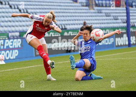 LEICESTER, GROSSBRITANNIEN, 29. SEPTEMBER 2024. Beth Mead von Arsenal räumt unter Druck von Yuka Momiki aus Leicester City während des Barclays FA Womens Super League Fußballspiels zwischen Leicester City und Arsenal im King Power Stadium in Leicester, England. (Quelle: James Holyoak / Alamy Live News) Stockfoto