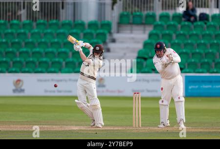 Surrey's Josh Blake schlug während des Spiels der Vitality County Championship auf dem Cloud County Ground in Chelmsford. Bilddatum: Sonntag, 29. September 2024. Stockfoto