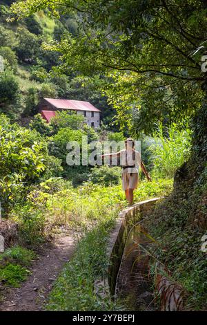 Spaziergang entlang der Levada dos Marocos a Levada auf der portugiesischen Insel Madeira zwischen der zweitgrößten Stadt auf der Insel Machico und Marocos Stockfoto