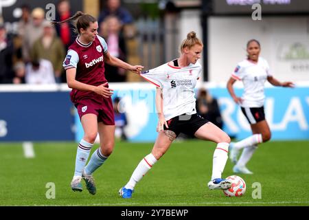 Liverpool Jasmine Matthews (rechts) kämpft um den Ball mit Emma Harries von West Ham United während des Spiels der Barclays Women's Super League im Chigwell Construction Stadium in Dagenham. Bilddatum: Sonntag, 29. September 2024. Stockfoto