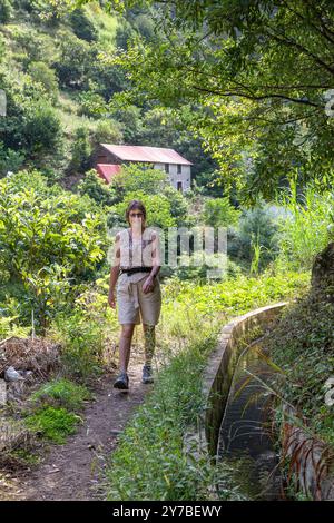 Spaziergang entlang der Levada dos Marocos a Levada auf der portugiesischen Insel Madeira zwischen der zweitgrößten Stadt auf der Insel Machico und Marocos Stockfoto