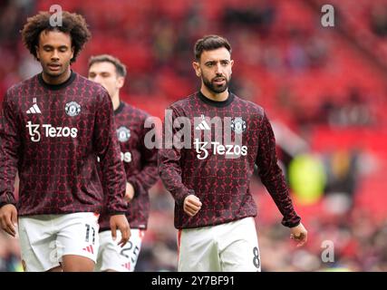 Joshua Zirkzee und Bruno Fernandes von Manchester United haben sich während des Premier League-Spiels in Old Trafford, Manchester, auf dem Vorsprung aufgeheizt. Bilddatum: Sonntag, 29. September 2024. Stockfoto