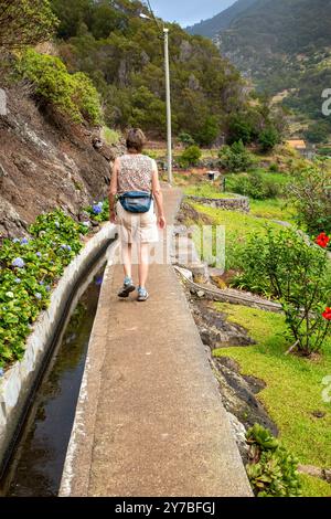 Spaziergang entlang der Levada dos Marocos a Levada auf der portugiesischen Insel Madeira zwischen der zweitgrößten Stadt auf der Insel Machico und Marocos Stockfoto