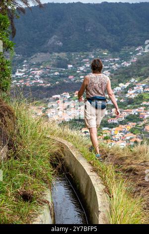 Spaziergang entlang der Levada dos Marocos a Levada auf der portugiesischen Insel Madeira zwischen der zweitgrößten Stadt auf der Insel Machico und Marocos Stockfoto