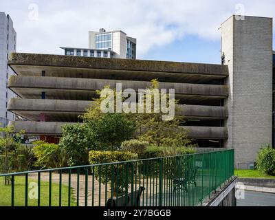 Plymouth verschiedene Brutalistische Architektur Brutalismus mehrstöckiger Brutalismusparkplatz Stockfoto