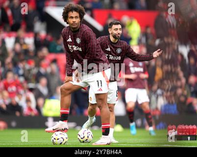 Joshua Zirkzee und Bruno Fernandes von Manchester United bereiten sich vor dem Premier League-Spiel in Old Trafford (Manchester) auf. Bilddatum: Sonntag, 29. September 2024. Stockfoto