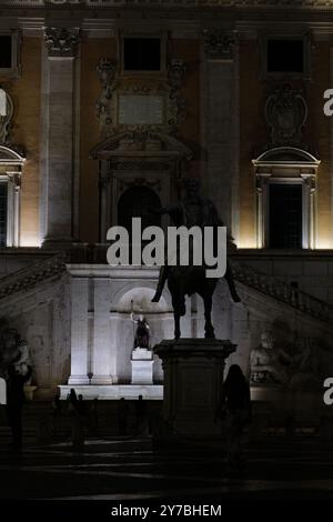 Berühmte Wahrzeichen in Rom und Vatikanstadt bei Nacht Stockfoto