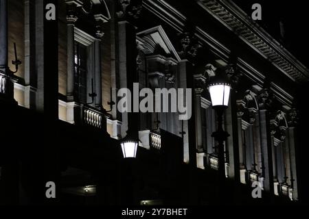 Berühmte Wahrzeichen in Rom und Vatikanstadt bei Nacht Stockfoto