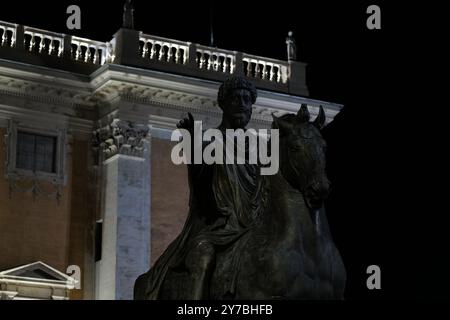 Berühmte Wahrzeichen in Rom und Vatikanstadt bei Nacht Stockfoto