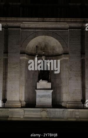 Berühmte Wahrzeichen in Rom und Vatikanstadt bei Nacht Stockfoto