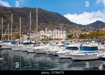 Segelyachten vor Anker im Hafen von Madeira im zweitgrößten Ferienort der Insel Machico, Stockfoto