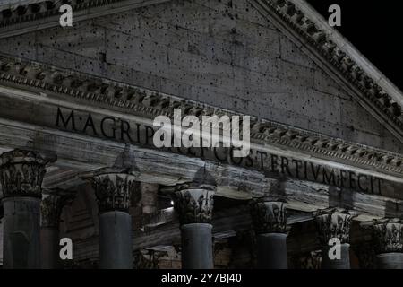 Berühmte Wahrzeichen in Rom und Vatikanstadt bei Nacht Stockfoto