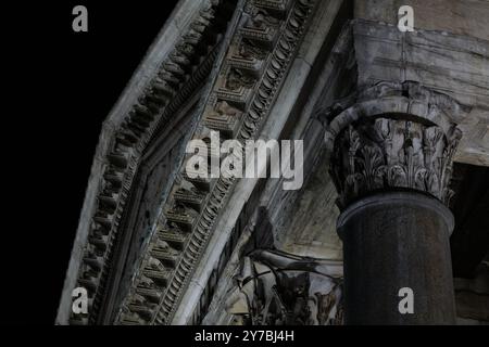 Berühmte Wahrzeichen in Rom und Vatikanstadt bei Nacht Stockfoto
