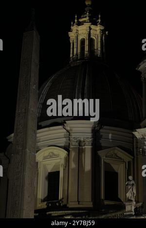 Berühmte Wahrzeichen in Rom und Vatikanstadt bei Nacht Stockfoto