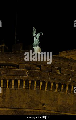 Berühmte Wahrzeichen in Rom und Vatikanstadt bei Nacht Stockfoto