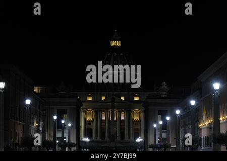 Berühmte Wahrzeichen in Rom und Vatikanstadt bei Nacht Stockfoto