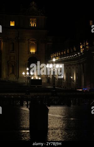 Berühmte Wahrzeichen in Rom und Vatikanstadt bei Nacht Stockfoto