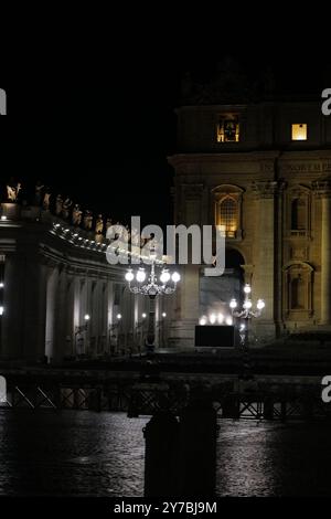 Berühmte Wahrzeichen in Rom und Vatikanstadt bei Nacht Stockfoto