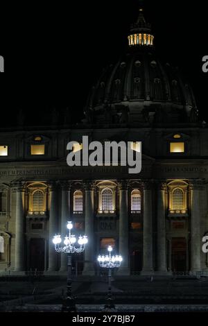 Berühmte Wahrzeichen in Rom und Vatikanstadt bei Nacht Stockfoto