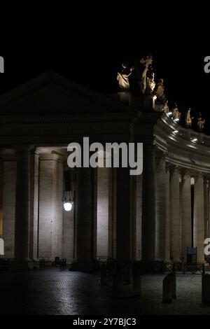 Berühmte Wahrzeichen in Rom und Vatikanstadt bei Nacht Stockfoto