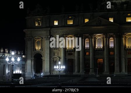 Berühmte Wahrzeichen in Rom und Vatikanstadt bei Nacht Stockfoto