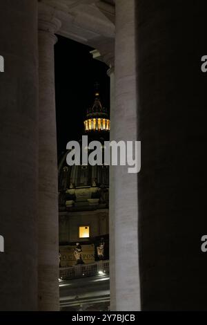 Berühmte Wahrzeichen in Rom und Vatikanstadt bei Nacht Stockfoto