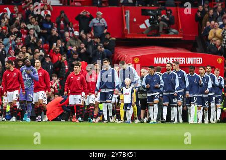 Die Teams kommen beim Premier League-Spiel Manchester United gegen Tottenham Hotspur in Old Trafford, Manchester, Großbritannien, 29. September 2024 (Foto: Mark Cosgrove/News Images) Stockfoto