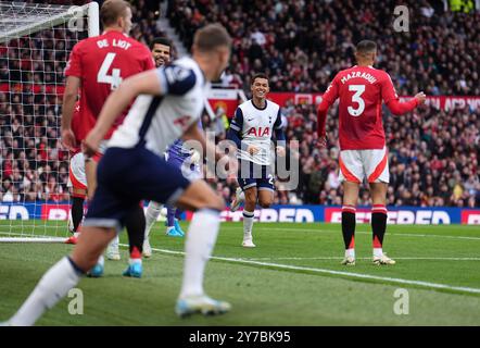 Brennan Johnson (Mitte) von Tottenham Hotspur feiert das erste Tor ihrer Mannschaft während des Premier League-Spiels in Old Trafford, Manchester. Bilddatum: Sonntag, 29. September 2024. Stockfoto