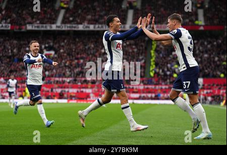 Brennan Johnson (Mitte) von Tottenham Hotspur feiert das erste Tor ihrer Mannschaft während des Premier League-Spiels in Old Trafford, Manchester. Bilddatum: Sonntag, 29. September 2024. Stockfoto